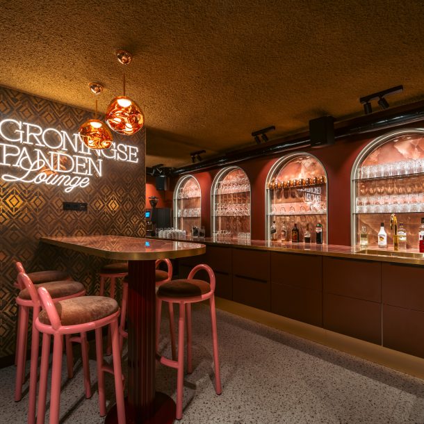 Maatwerk lounge en bar voor Groningse Panden ontworpen door DUIN Interior en gerealiseerd door A&F Interieurbouw