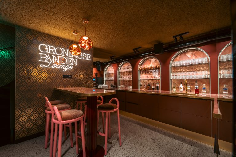 Maatwerk lounge en bar voor Groningse Panden ontworpen door DUIN Interior en gerealiseerd door A&F Interieurbouw