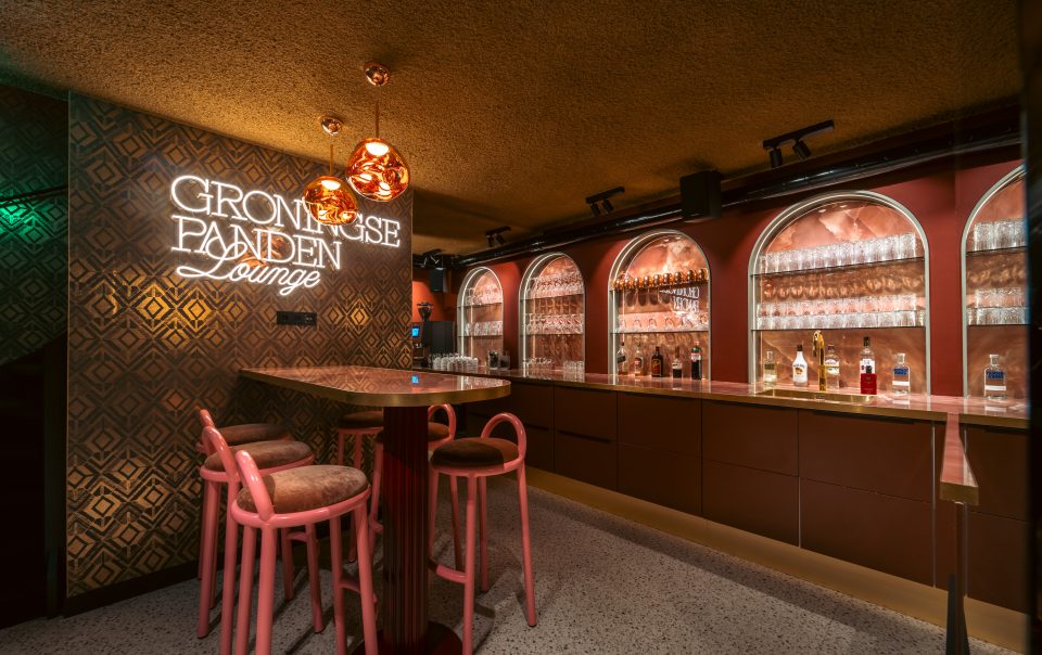Maatwerk lounge en bar voor Groningse Panden ontworpen door DUIN Interior en gerealiseerd door A&F Interieurbouw