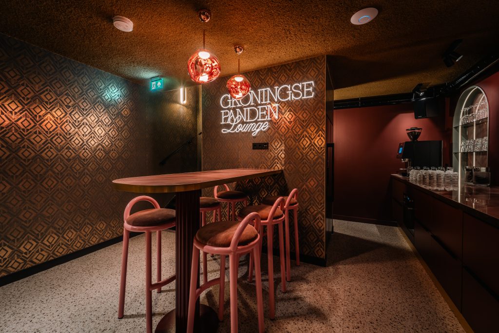 Maatwerk lounge en bar in het kantoor van Groningse Panden ontworpen door DUIN Interior en gerealiseerd door A&F Interieurbouw