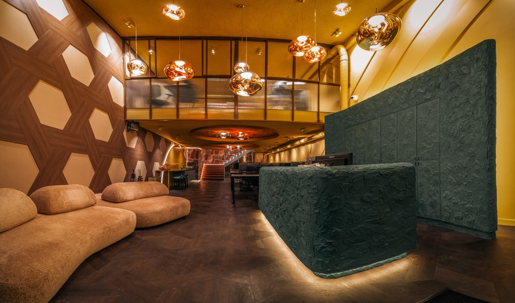 Maatwerk ontvangstbalie en kantoorinterieur voor Groningse Panden ontworpen door DUIN Interior en gerealiseerd door A&F Interieurbouw