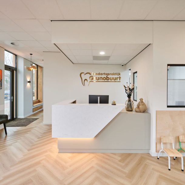 Ontvangstruimte met maatwerk HI-MACS receptiebalie in Tandartspraktijk Grunobuurt Groningen gerealiseerd door A&F Interieurbouw