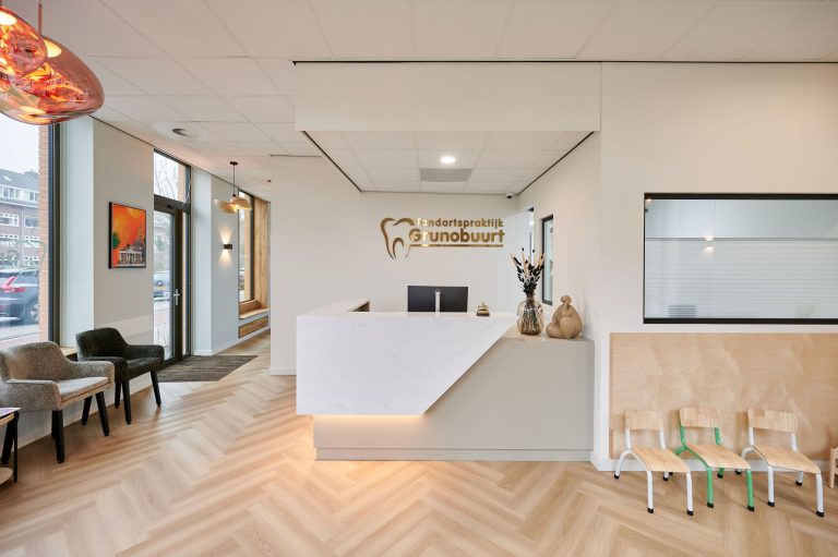 Ontvangstruimte met maatwerk HI-MACS receptiebalie in Tandartspraktijk Grunobuurt Groningen gerealiseerd door A&F Interieurbouw