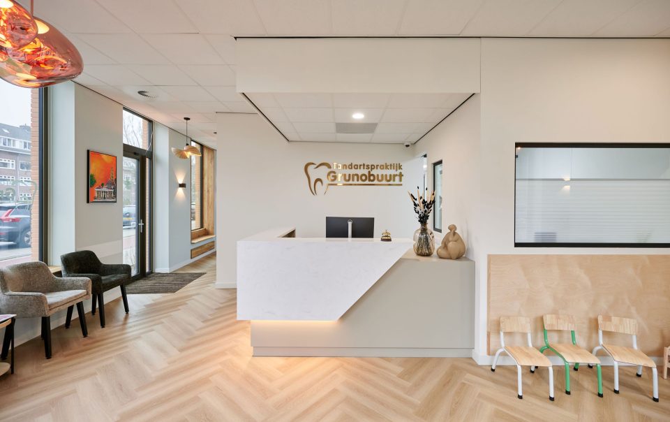 Ontvangstruimte met maatwerk HI-MACS receptiebalie in Tandartspraktijk Grunobuurt Groningen gerealiseerd door A&F Interieurbouw