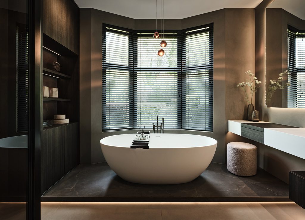 Luxe badkamer met vrijstaand ligbad, maatwerk badkamermeubel, HI-MACS wastafel en Decolegno LR29 Sable afwerking in een woonboerderij in Roden, ontworpen door DUIN Interior en gerealiseerd door A&F Interieurbouw.