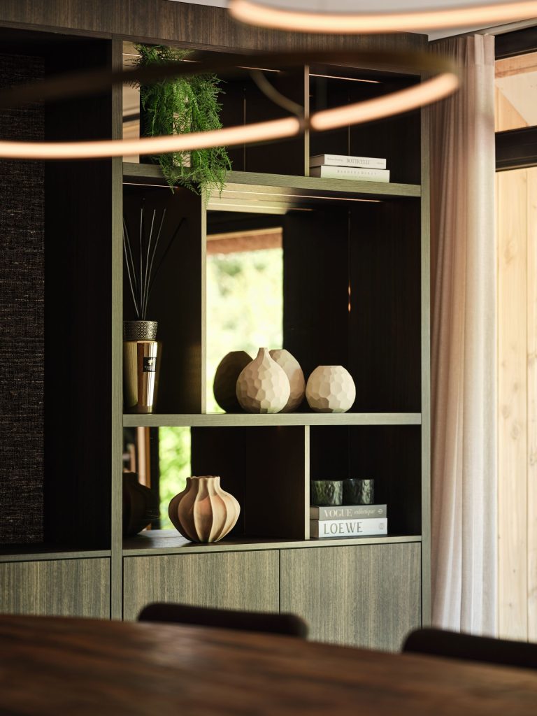 Maatwerk kastenwand en roomdivider met open vakken, Decolegno houtafwerking en geïntegreerde verlichting in een woonboerderij in Roden, ontworpen door DUIN Interior en gerealiseerd door A&F Interieurbouw.
