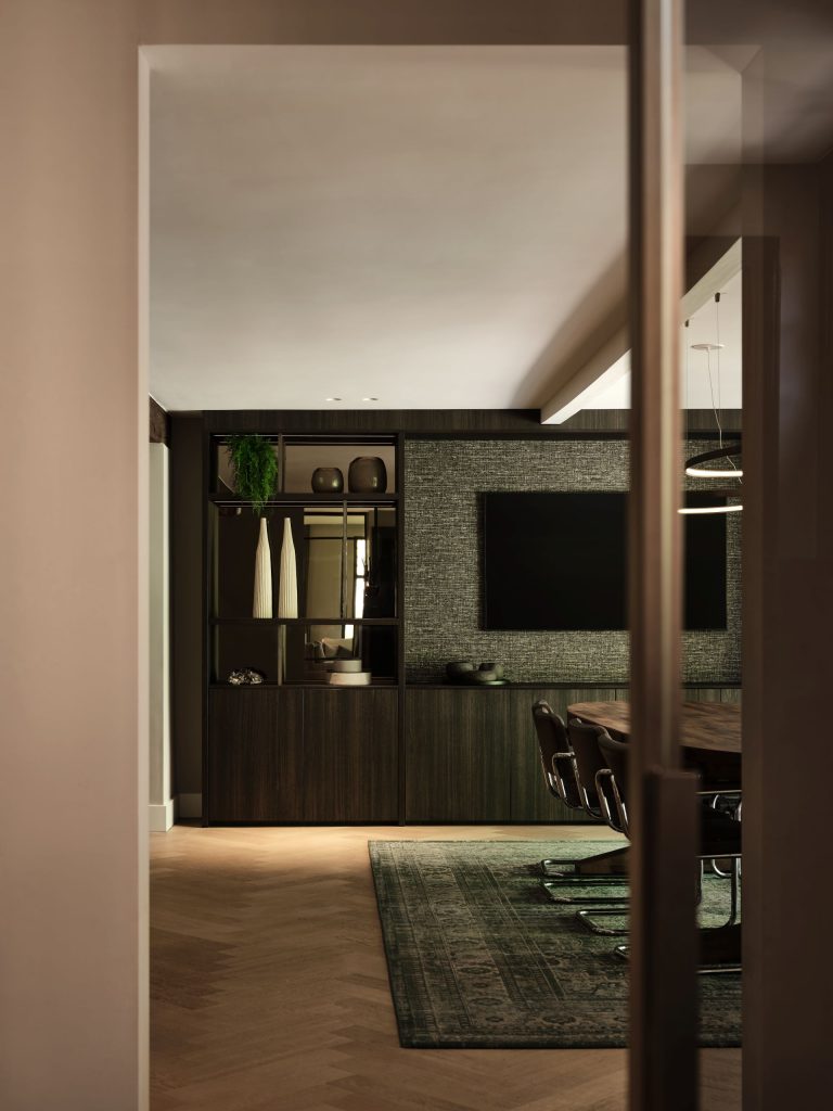 Maatwerk kastenwand met tv-meubel, open vakken en Decolegno houtafwerking in een woonboerderij in Roden, ontworpen door DUIN Interior en gerealiseerd door A&F Interieurbouw.