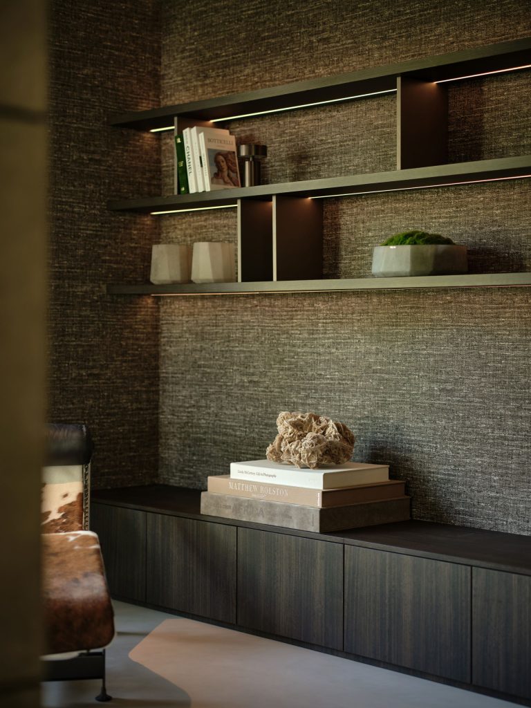 Maatwerk kastenwand met verlichte wandplanken, Decolegno houtafwerking en luxe wandbekleding in een woonboerderij in Roden, ontworpen door DUIN Interior en gerealiseerd door A&F Interieurbouw.