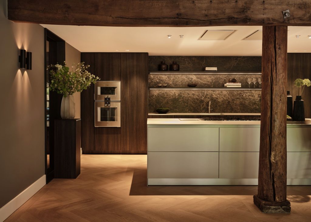 Exclusieve maatwerk keuken met kookeiland, Decolegno houtafwerking, geïntegreerde Gaggenau apparatuur en natuursteen achterwand in een woonboerderij in Roden, ontworpen door DUIN Interior en gerealiseerd door A&F Interieurbouw. Groningen