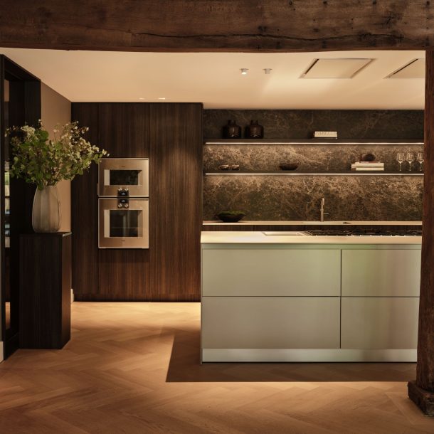 Exclusieve maatwerk keuken met kookeiland, Decolegno houtafwerking, geïntegreerde Gaggenau apparatuur en natuursteen achterwand in een woonboerderij in Roden, ontworpen door DUIN Interior en gerealiseerd door A&F Interieurbouw. Groningen