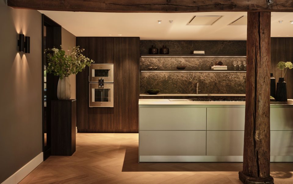 Exclusieve maatwerk keuken met kookeiland, Decolegno houtafwerking, geïntegreerde Gaggenau apparatuur en natuursteen achterwand in een woonboerderij in Roden, ontworpen door DUIN Interior en gerealiseerd door A&F Interieurbouw. Groningen