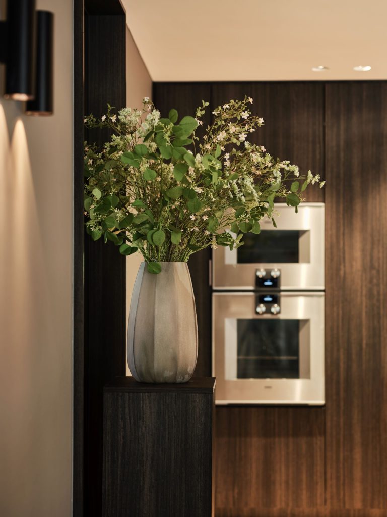 Maatwerk keuken met Decolegno houtafwerking en geïntegreerde Gaggenau apparatuur in een woonboerderij in Roden, ontworpen door DUIN Interior en gerealiseerd door A&F Interieurbouw.