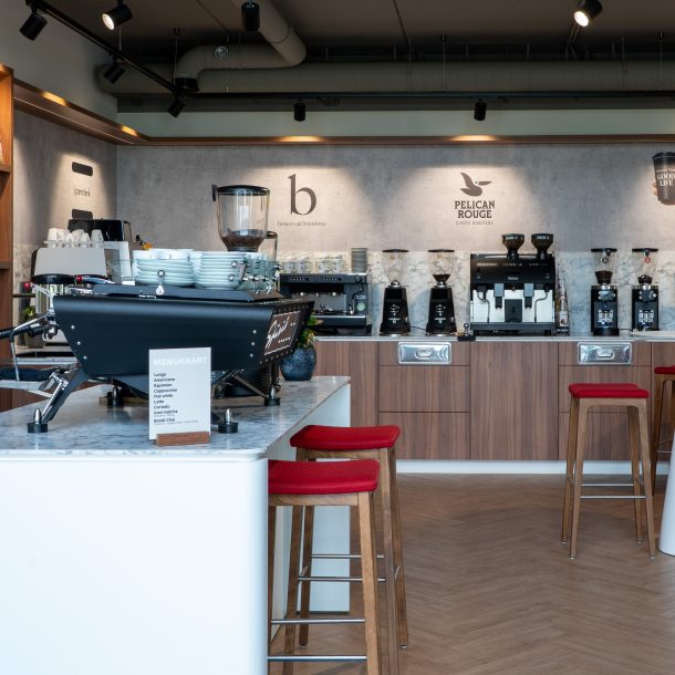 Volledig maatwerk koffie-interieur voor Brandsma Koffie in Bolsward met koffiebar, presentatiekasten en werkbladen, gerealiseerd door A&F Interieurbouw.
