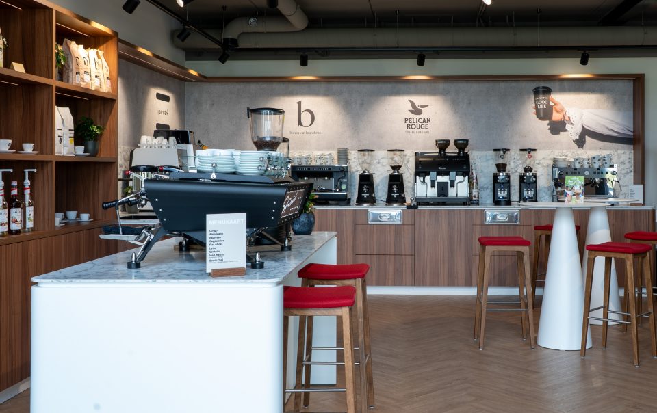 Volledig maatwerk koffie-interieur voor Brandsma Koffie in Bolsward met koffiebar, presentatiekasten en werkbladen, gerealiseerd door A&F Interieurbouw.