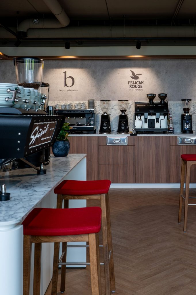 Maatwerk koffiebar met werkbladen, baropstelling en koffieapparatuur bij Brandsma Koffie in Bolsward, gerealiseerd door A&F Interieurbouw.