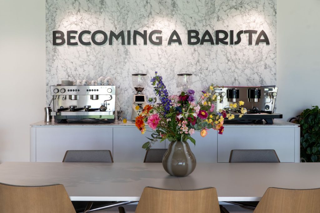Maatwerk trainingsruimte voor barista-opleidingen bij Brandsma Koffie in Bolsward, gerealiseerd door A&F Interieurbouw.