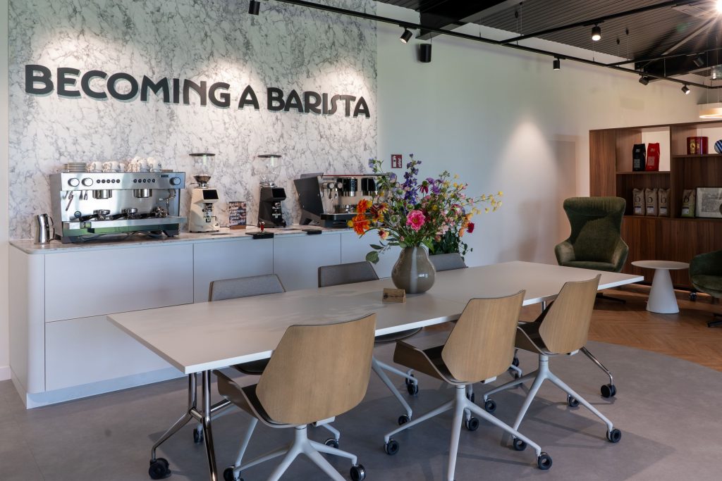 Maatwerk trainings- en presentatieruimte voor barista-opleidingen bij Brandsma Koffie in Bolsward, gerealiseerd door A&F Interieurbouw.