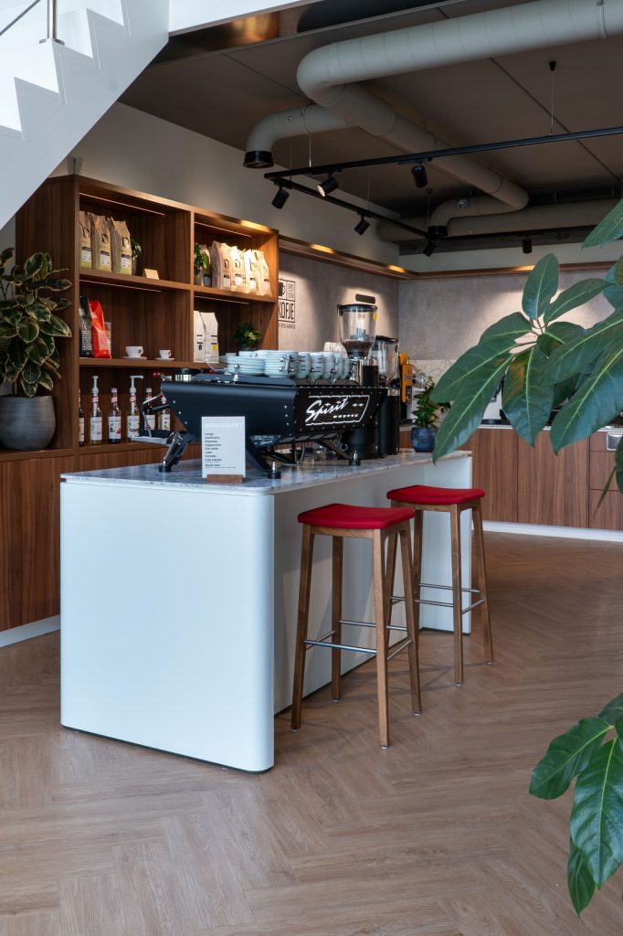 Maatwerk koffiebar met presentatiekasten, marmerlook werkblad en geïntegreerde LED-verlichting bij Brandsma Koffie in Bolsward, gerealiseerd door A&F Interieurbouw.