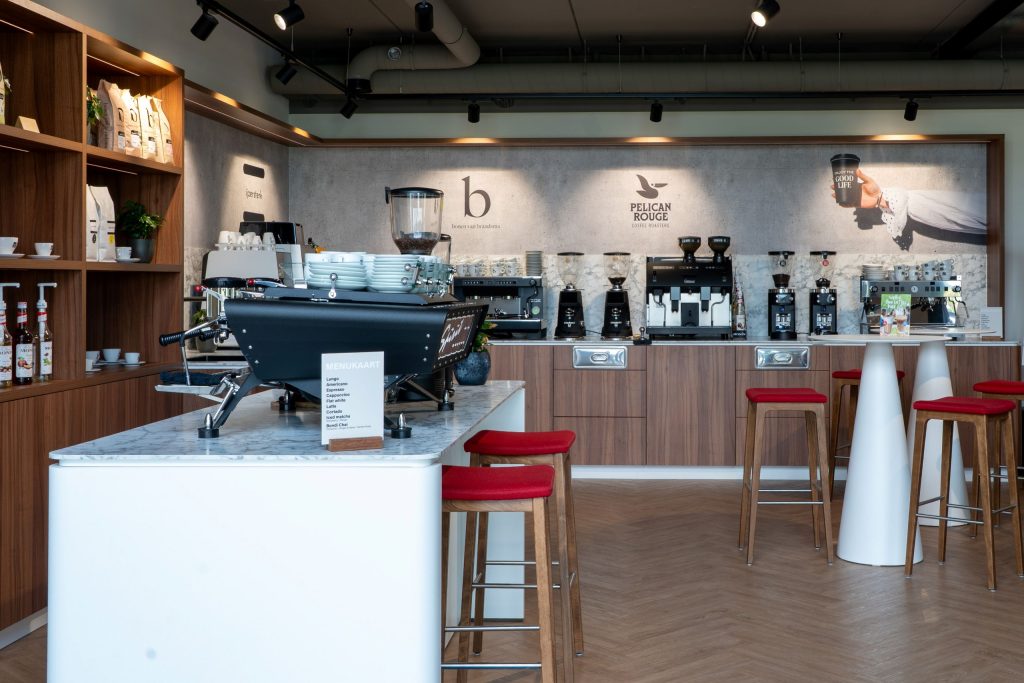 Volledig maatwerk koffie-interieur voor Brandsma Koffie in Bolsward met koffiebar, presentatiekasten en werkbladen, gerealiseerd door A&F Interieurbouw.