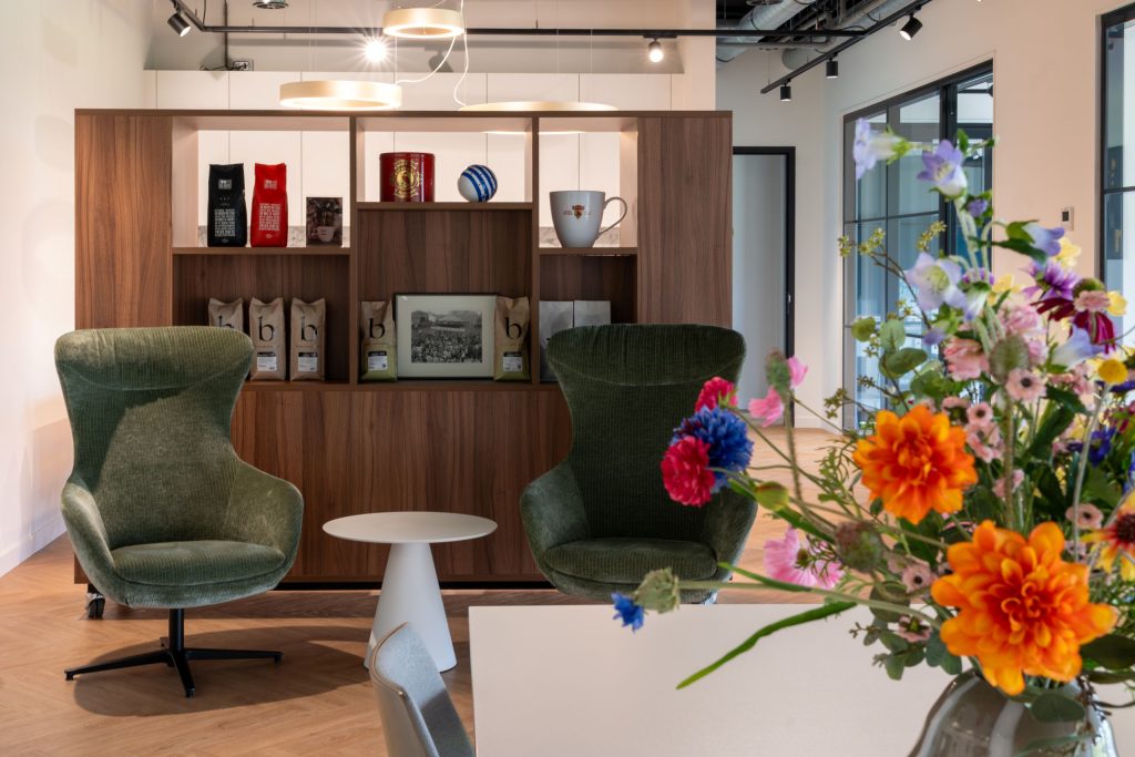Maatwerk loungehoek met presentatiekasten voor koffieproducten bij Brandsma Koffie in Bolsward, gerealiseerd door A&F Interieurbouw.