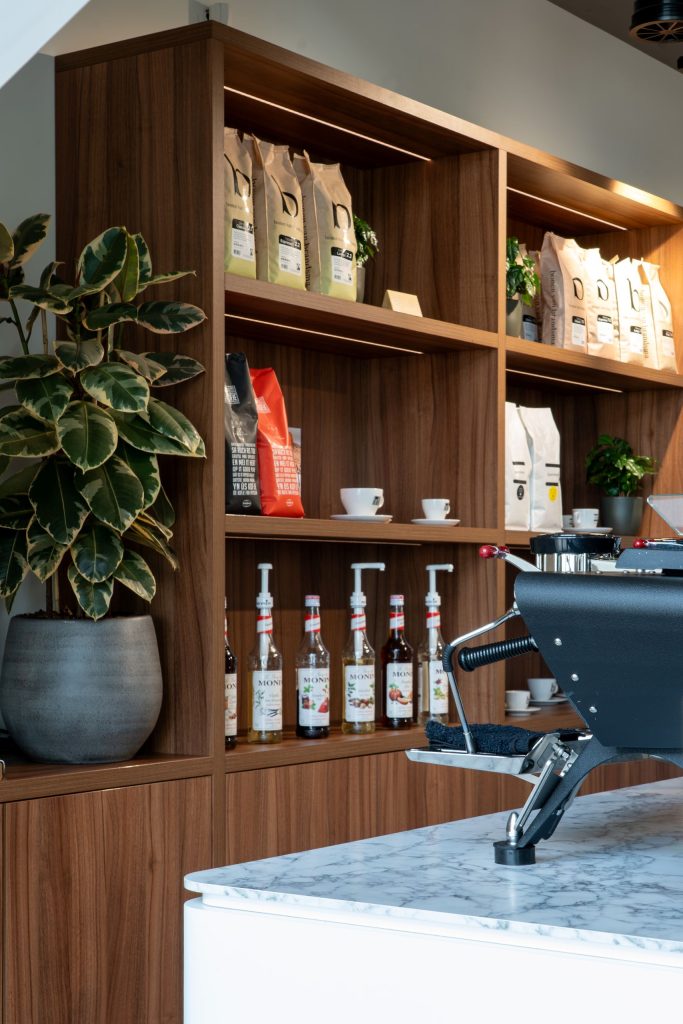 Maatwerk presentatiekasten met geïntegreerde LED-verlichting bij Brandsma Koffie in Bolsward, gerealiseerd door A&F Interieurbouw.