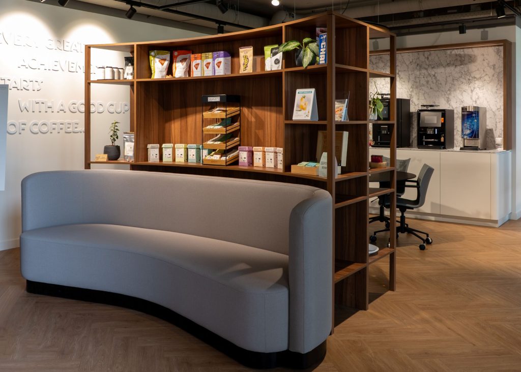 Maatwerk presentatiemeubel en loungehoek voor Brandsma Koffie in Bolsward, gerealiseerd door A&F Interieurbouw.