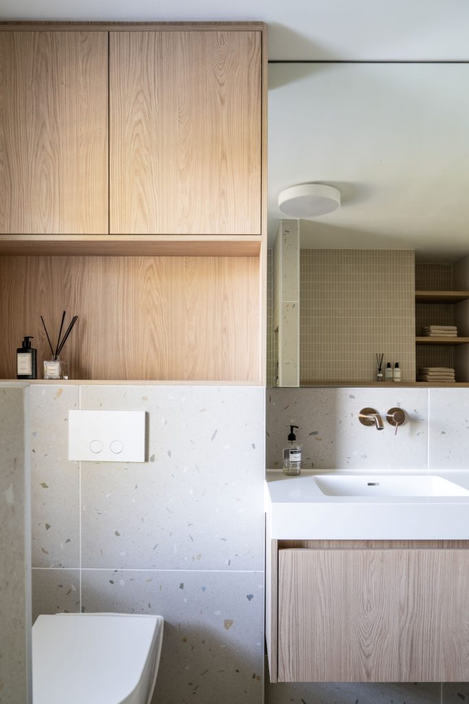 Maatwerk badkamer met houten kastenwand en wastafelmeubel in woonhuis in Haren, Groningen ``