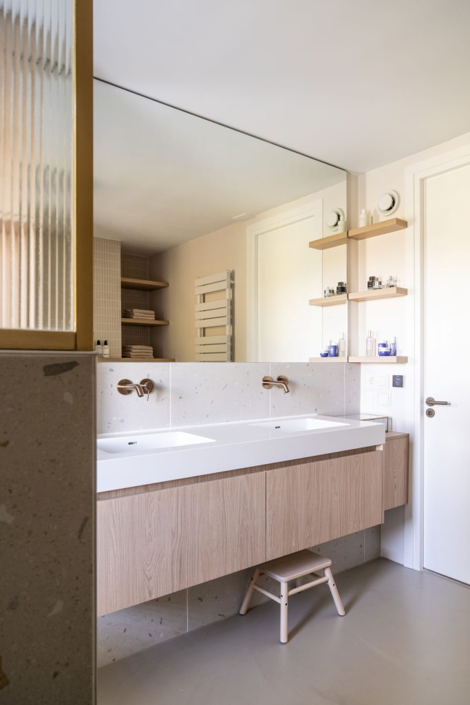Maatwerk badkamermeubel met houten fronten en dubbele geïntegreerde wastafel in woonhuis in Haren, Groningen