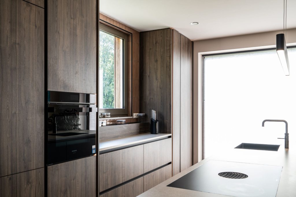 Maatwerk keuken in Meerstad, Groningen met houten kastenwand en BORA kookplaat