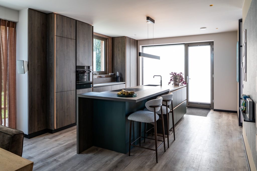 Maatwerk keuken met kookeiland en zitgedeelte in Meerstad, Groningen
