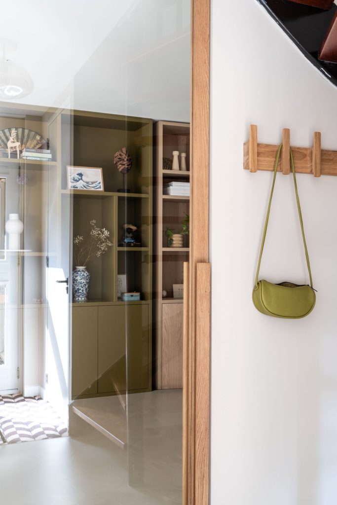 Glazen deur met maatwerk houten kader in woonhuis Haren, Groningen.