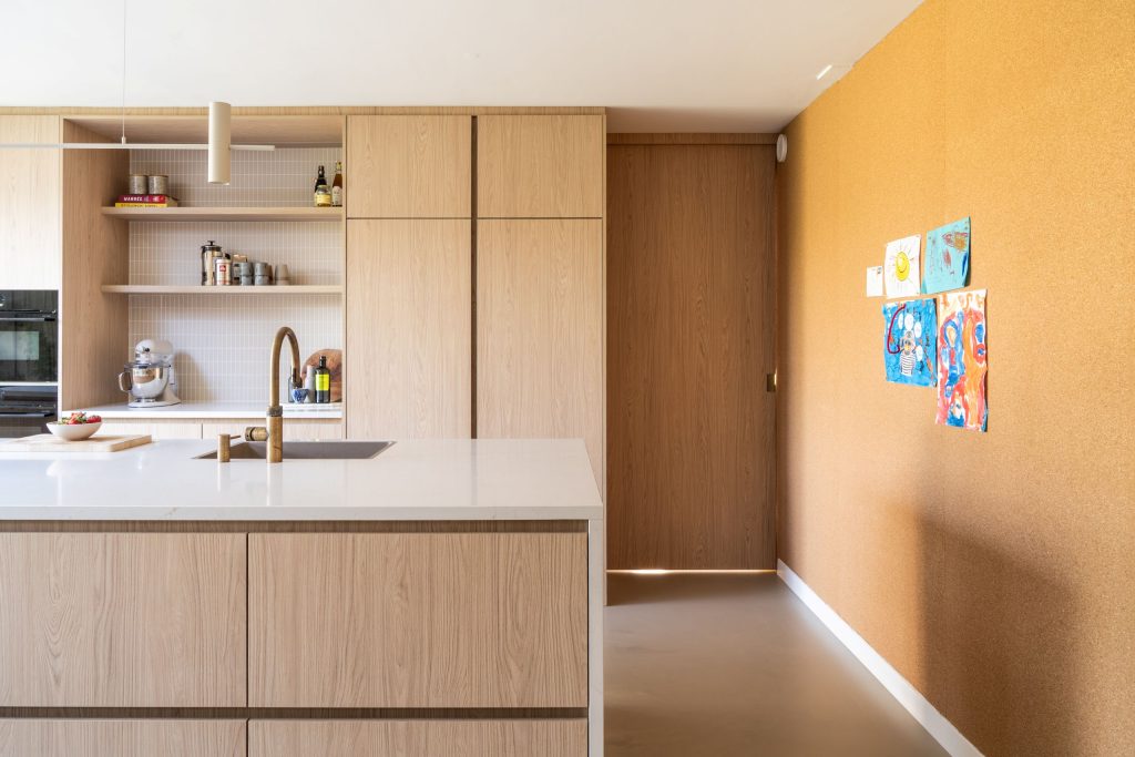 Maatwerk keuken met koffiehoek en hoge kastenwand in Haren Groningen door A&F Interieurbouw naar ontwerp van Studio Skiss