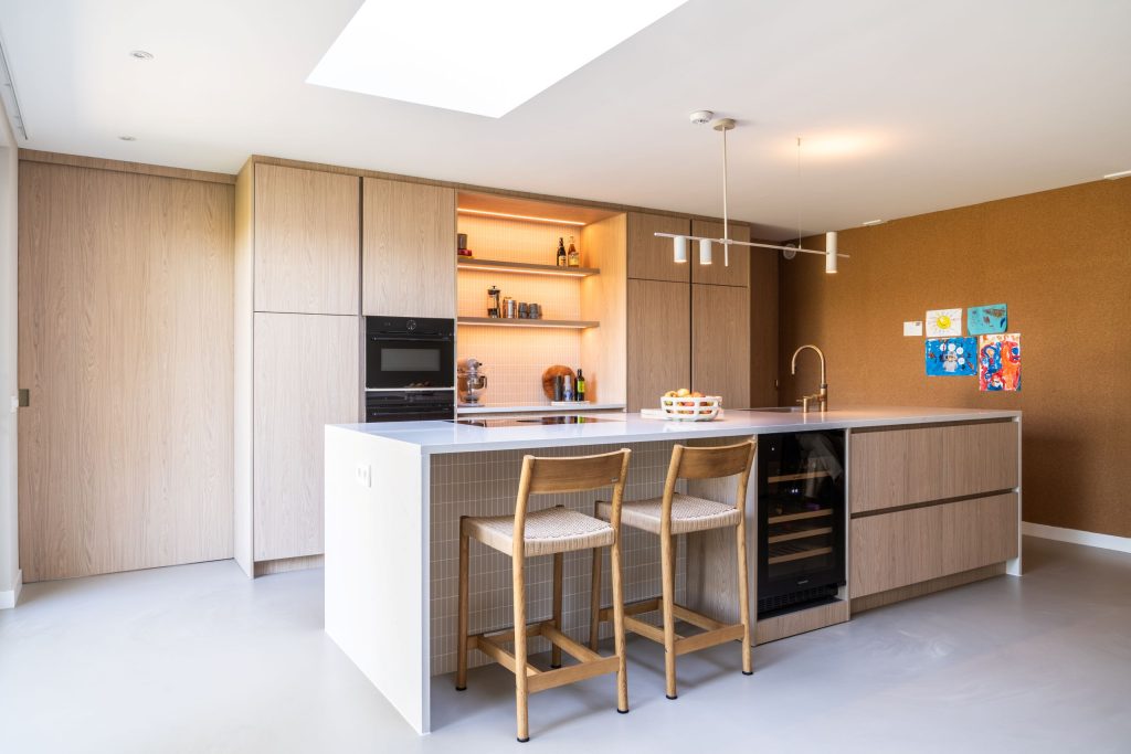 Maatwerk keuken met kookeiland in Haren Groningen door A&F Interieurbouw naar ontwerp van Studio Skiss