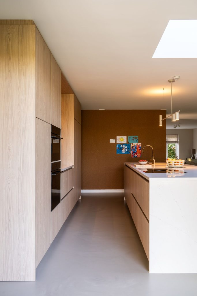 Maatwerk keuken met kastenwand en kookeiland in Haren Groningen door A&F Interieurbouw naar ontwerp van Studio Skiss