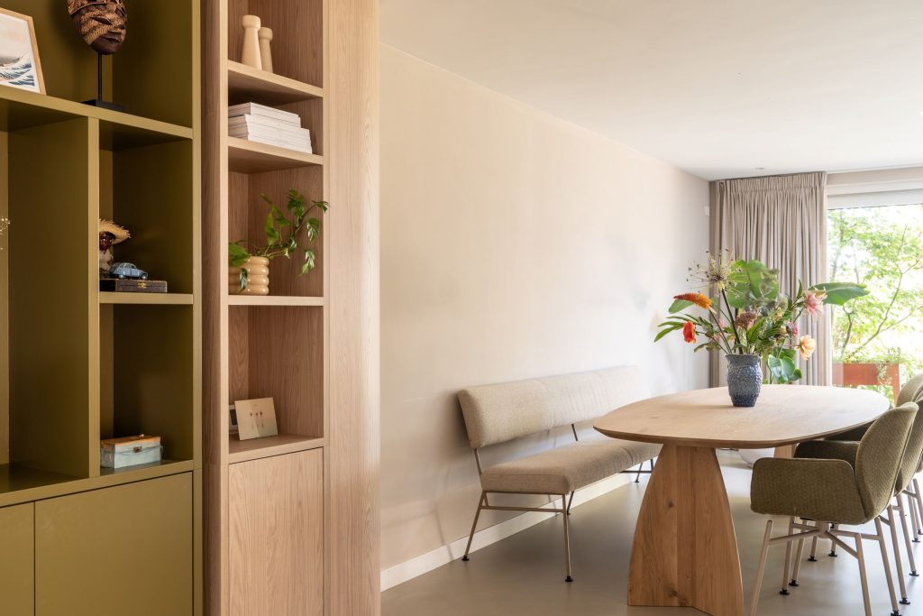 Maatwerk vakkenkast bij de eethoek in Haren Groningen door A&F Interieurbouw naar ontwerp van Studio Skiss