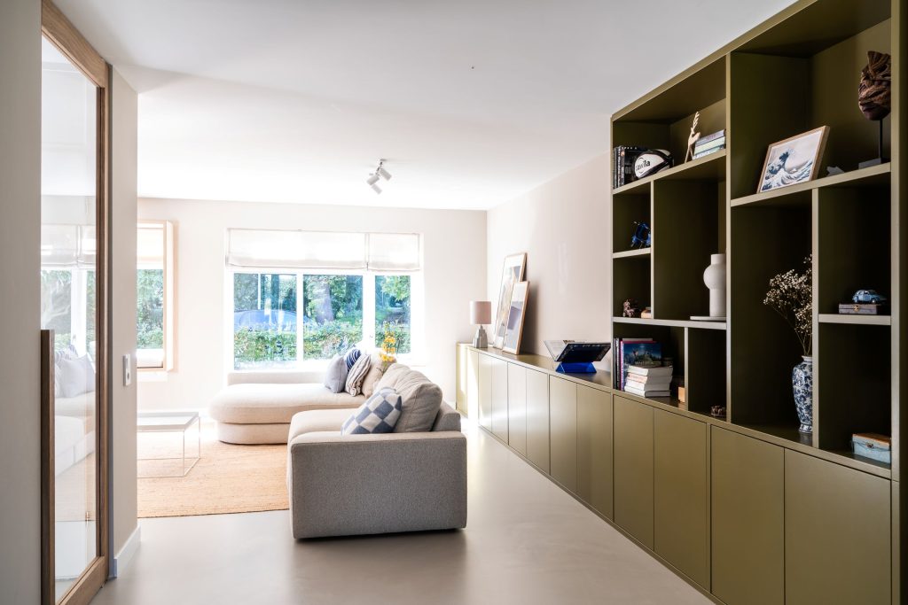 Maatwerk kastenwand in woonkamer van woonhuis in Haren naar ontwerp van Studio Skiss