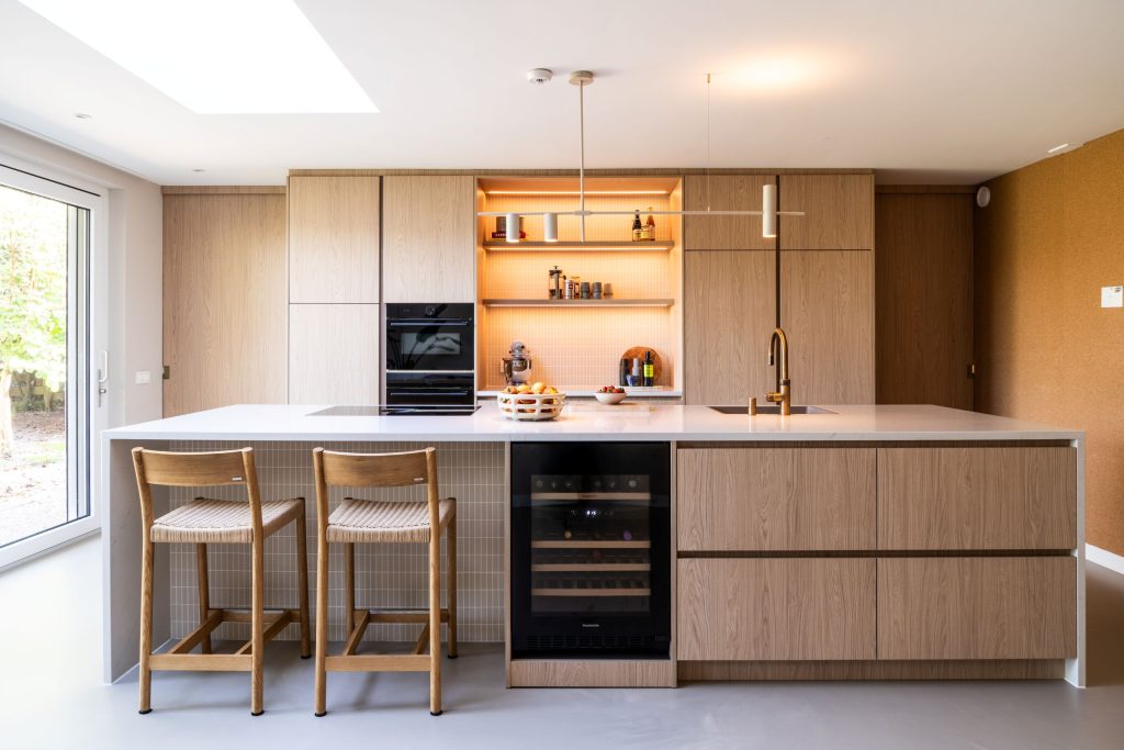 Maatwerk keuken met kookeiland in woonhuis Haren naar ontwerp van Studio Skiss, door A&F interieurbouw