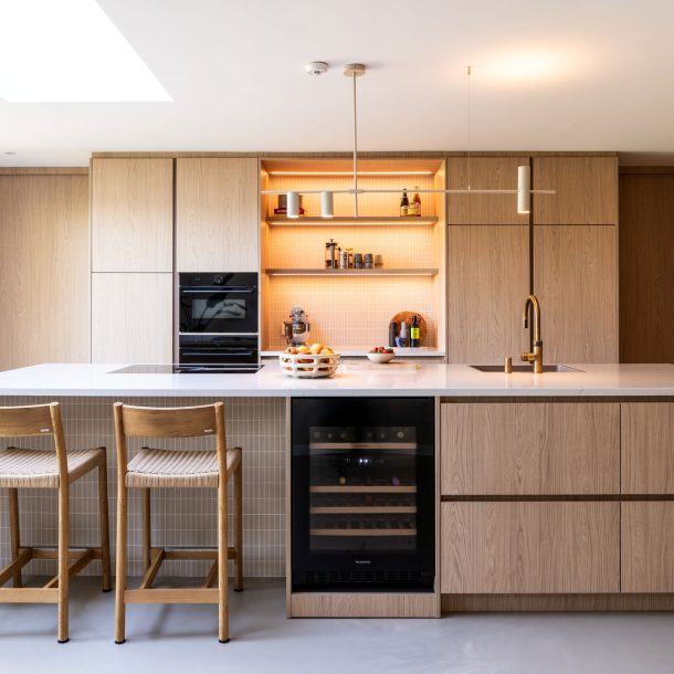 Maatwerk keuken met kookeiland in woonhuis Haren naar ontwerp van Studio Skiss, door A&F interieurbouw