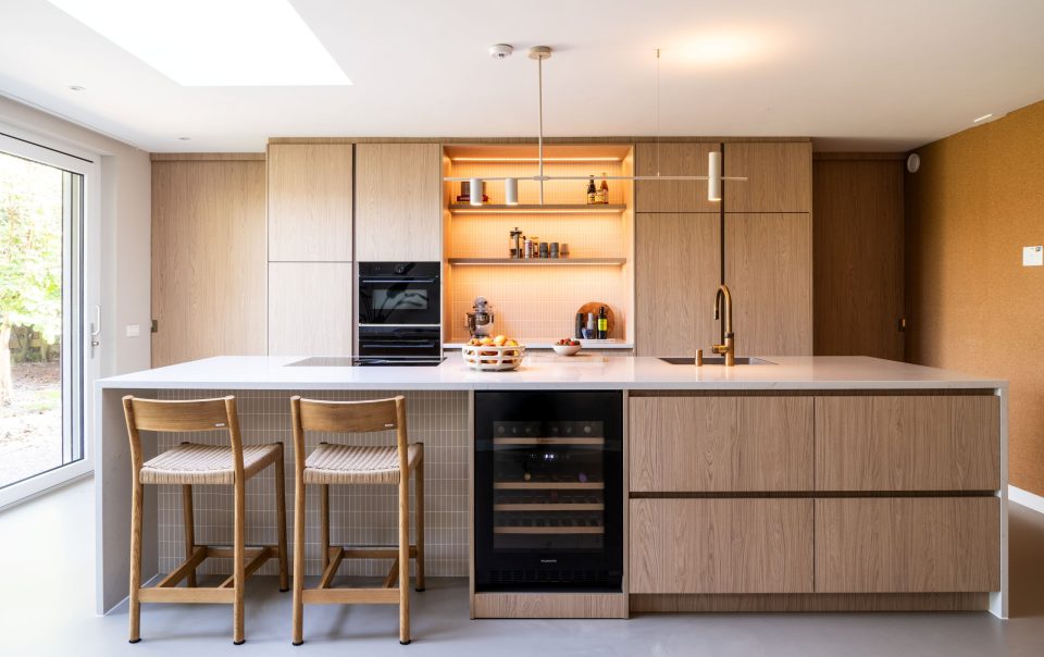 Maatwerk keuken met kookeiland in woonhuis Haren naar ontwerp van Studio Skiss, door A&F interieurbouw