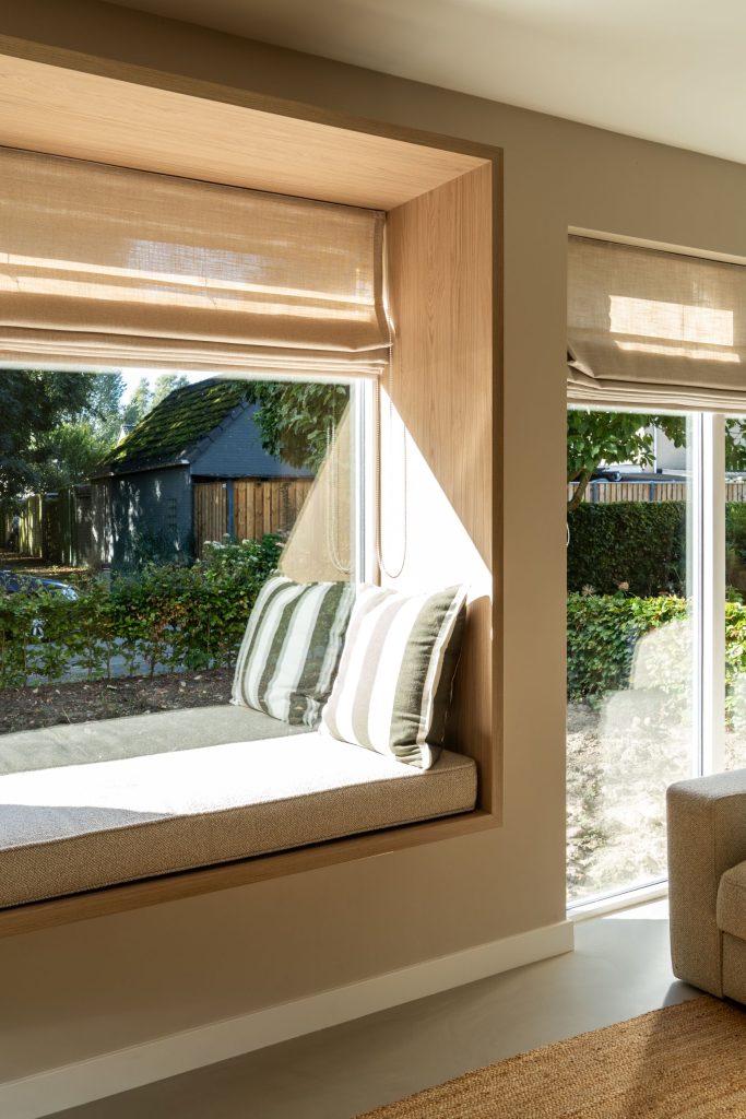 Maatwerk houten zitkader met zitkussen in woonhuis Haren