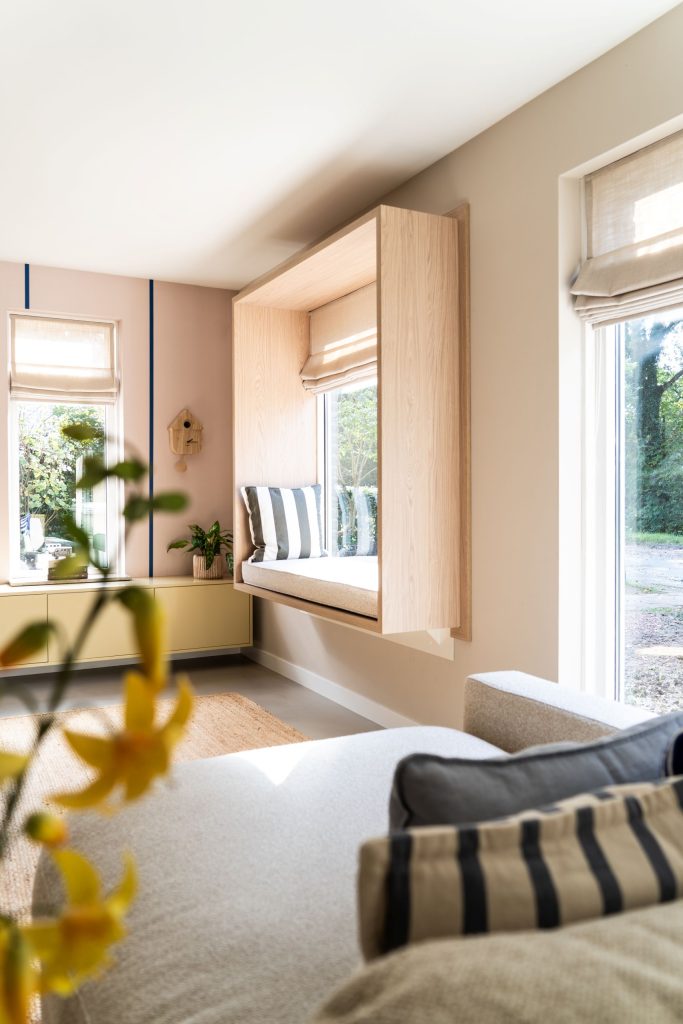 Maatwerk zitkader in woonhuis Haren Groningen door A&F Interieurbouw naar ontwerp van Studio Skiss